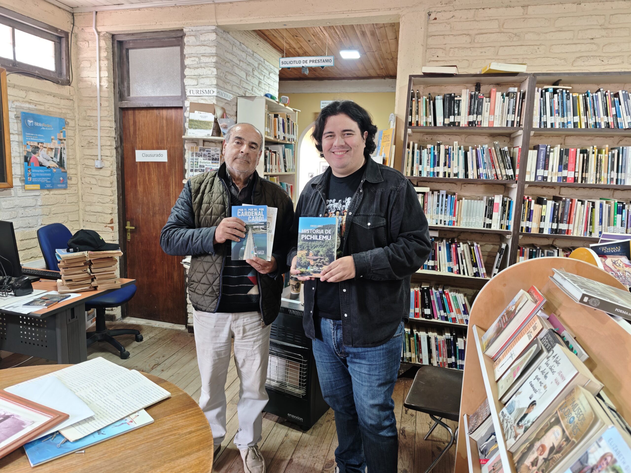 Fundación dona obras de historia local a la Biblioteca Pública de Navidad